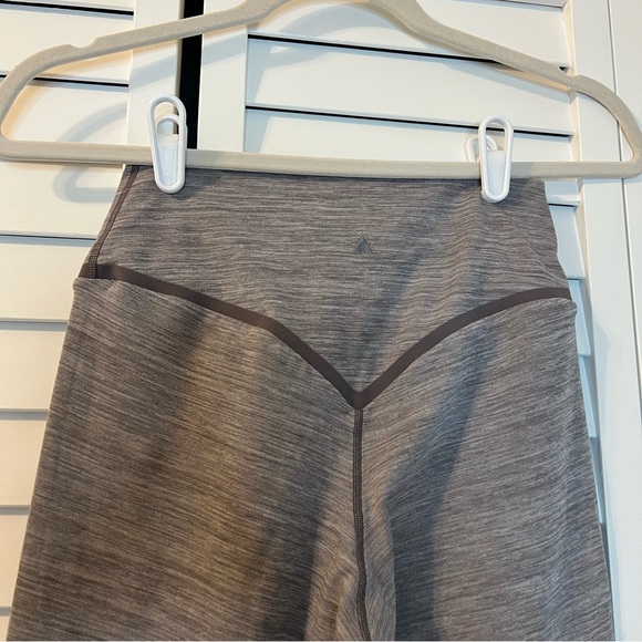 Sleek Gray V-Waist Leggings - Picture 6 of 7